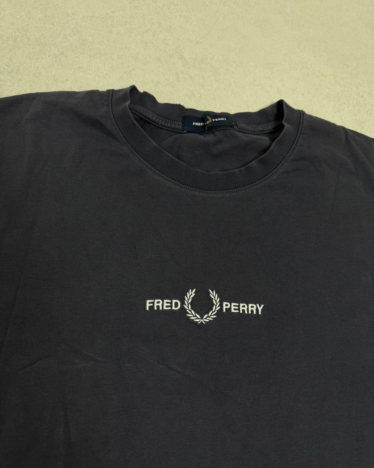 Fred Perry T-Shirt Navy mit gesticktem Schriftzug Größe L – Detail