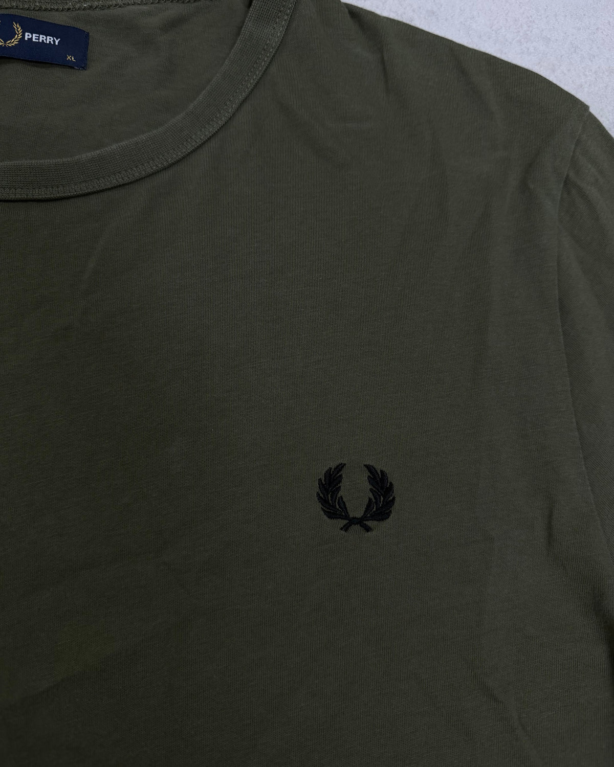 Fred Perry T-Shirt Oliv Größe XL – Detail