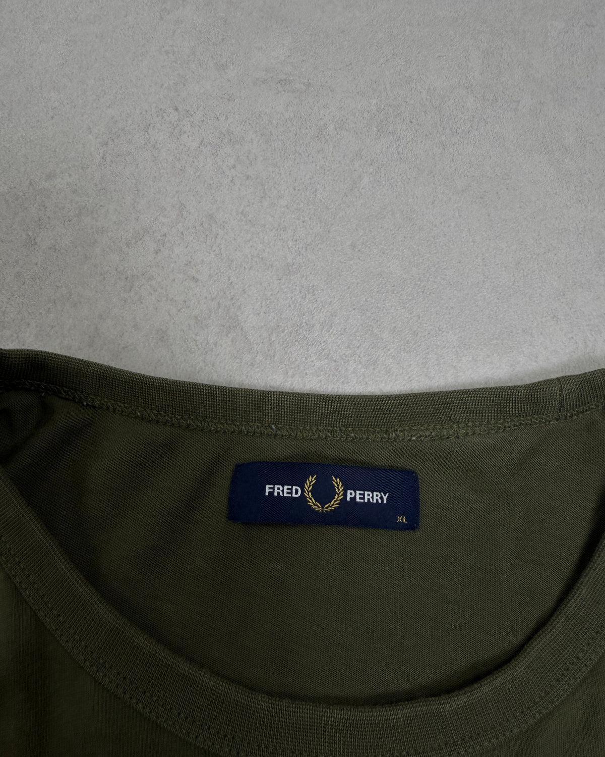 Fred Perry T-Shirt Oliv Größe XL – Etikett