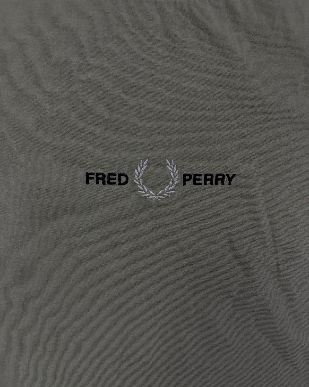 Fred Perry T-Shirt Salbeigrün mit gesticktem Schriftzug Größe S – Detail