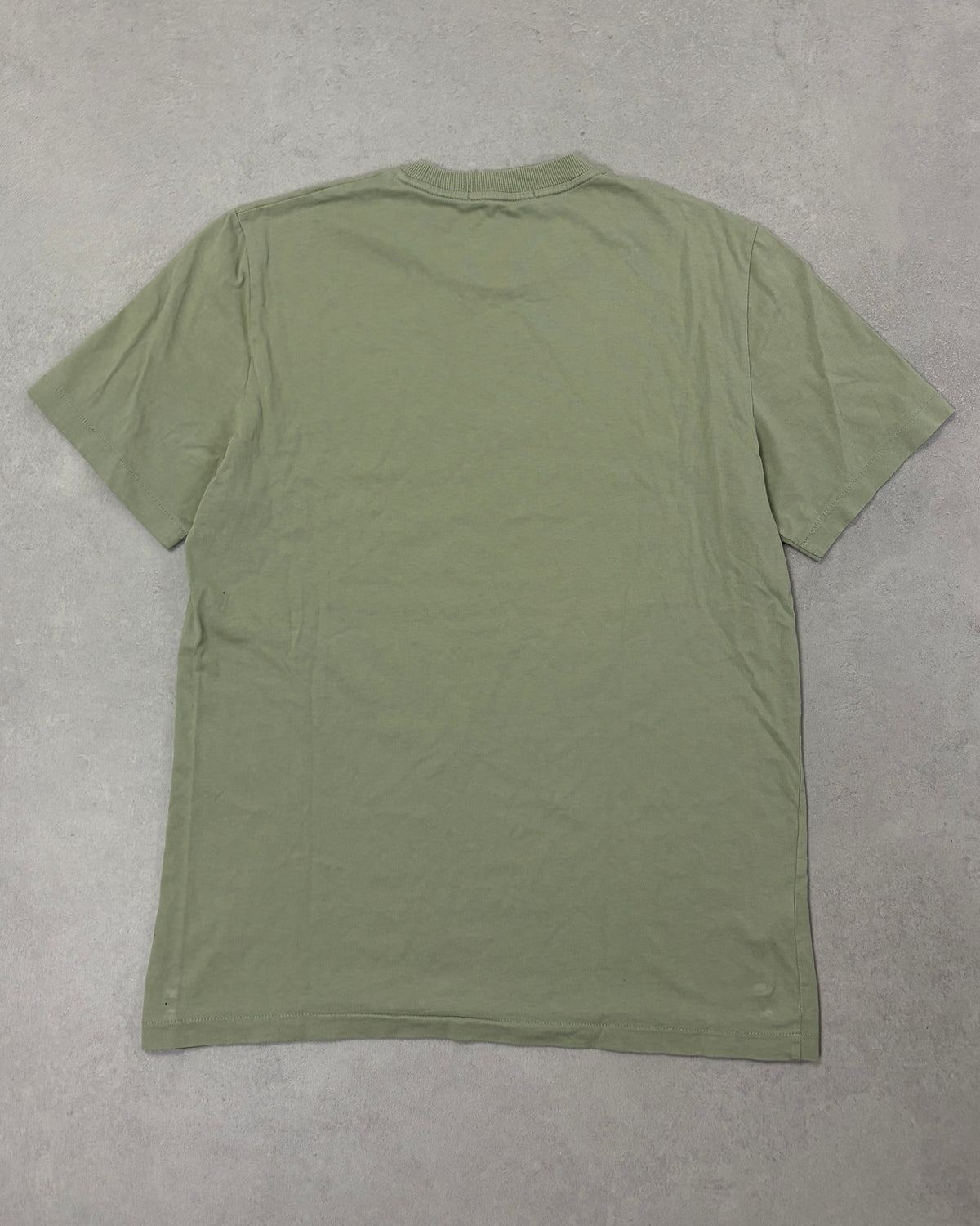 Fred Perry T-Shirt Salbeigrün mit gesticktem Schriftzug Größe S – Rückseite