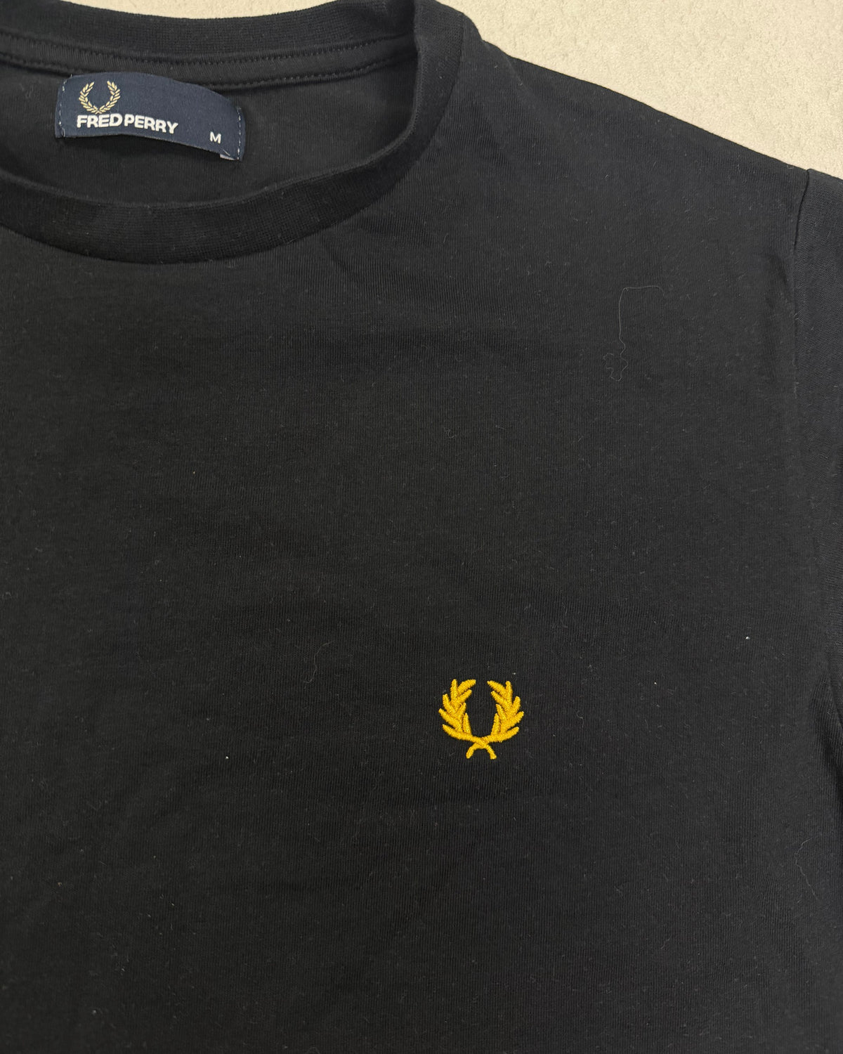 Fred Perry T-Shirt Schwarz mit Gelb-Weiß-Tipping Größe M – Detail