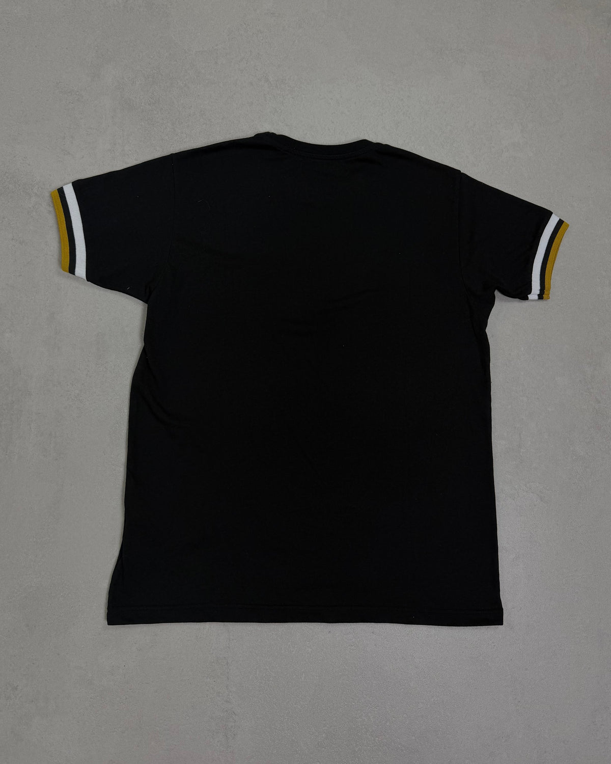 Fred Perry T-Shirt Schwarz mit Gelb-Weiß-Tipping Größe M – Rückseite