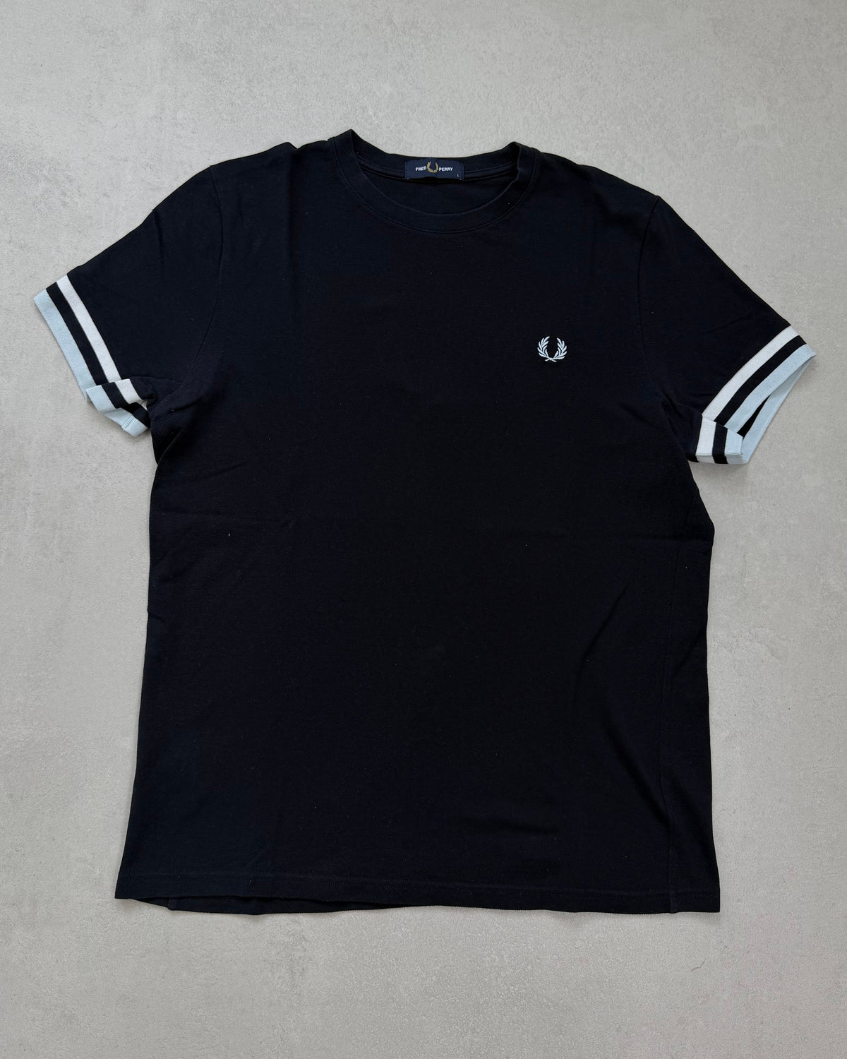 Fred Perry T-Shirt Schwarz mit gestreiften Ärmelbündchen Größe L – Vorderseite