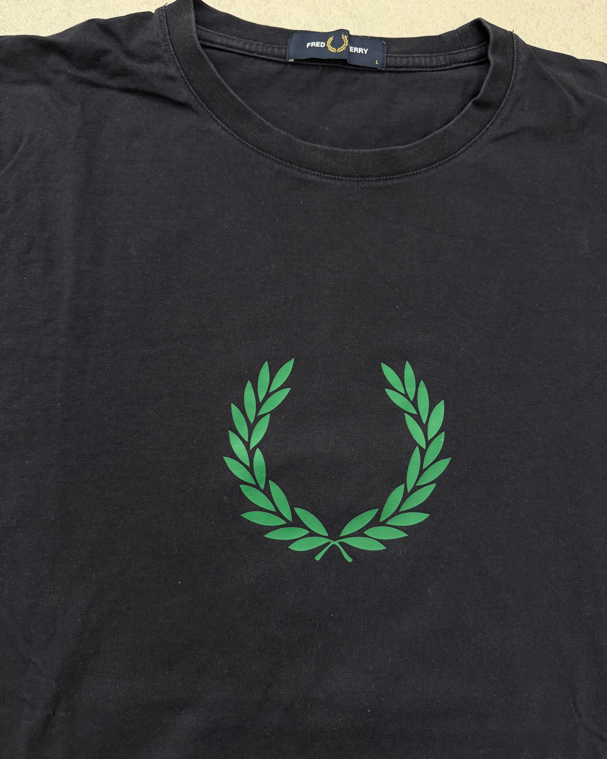 Fred Perry T-Shirt Schwarz mit grünem Lorbeerkranz-Print Größe L – Detail