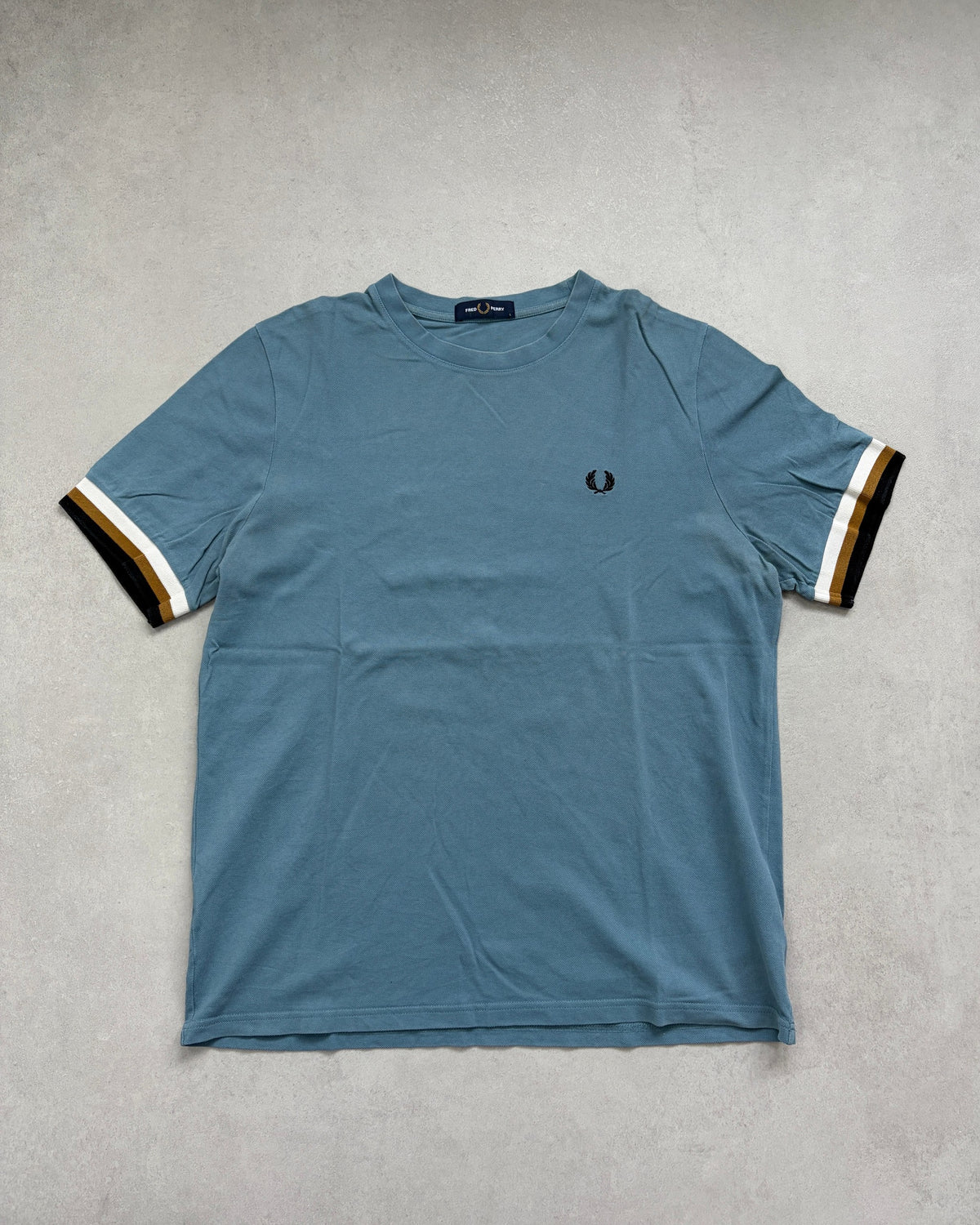 Fred Perry T-Shirt Taubenblau mit gestreiften Bündchen Größe L – Vorderseite