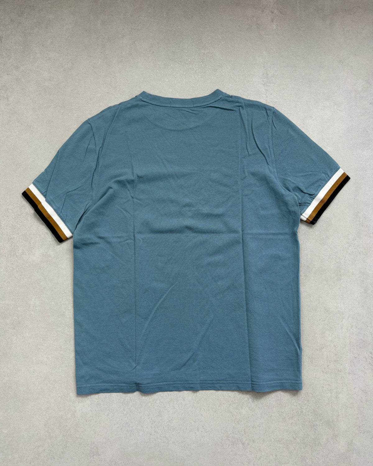 Fred Perry T-Shirt Taubenblau mit gestreiften Bündchen Größe L – Rückseite