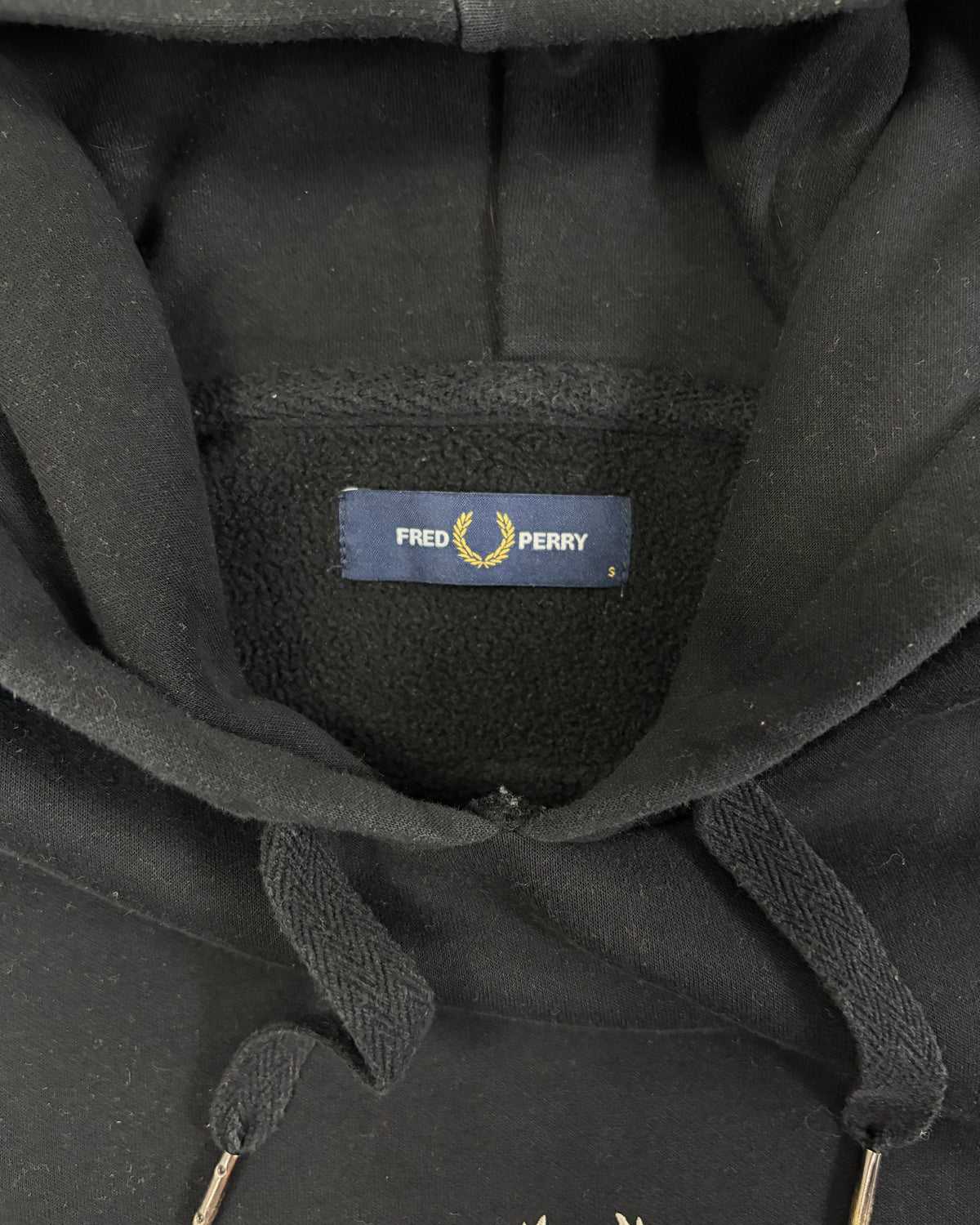 Fred Perry Taped Hoodie Schwarz mit Schriftzug Größe S – Etikett