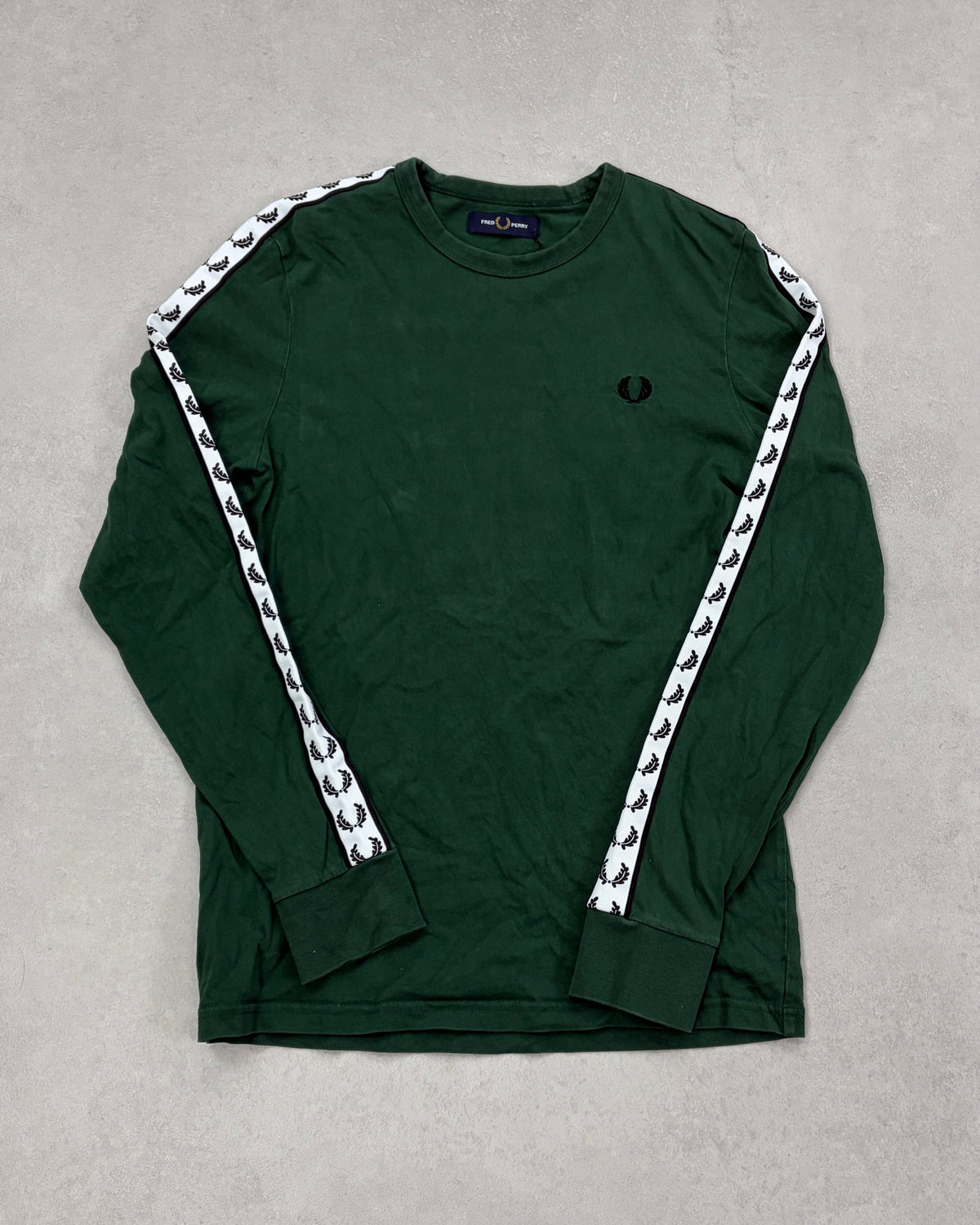 Fred Perry Taped Langarmshirt Dunkelgrün Größe S – Vorderseite