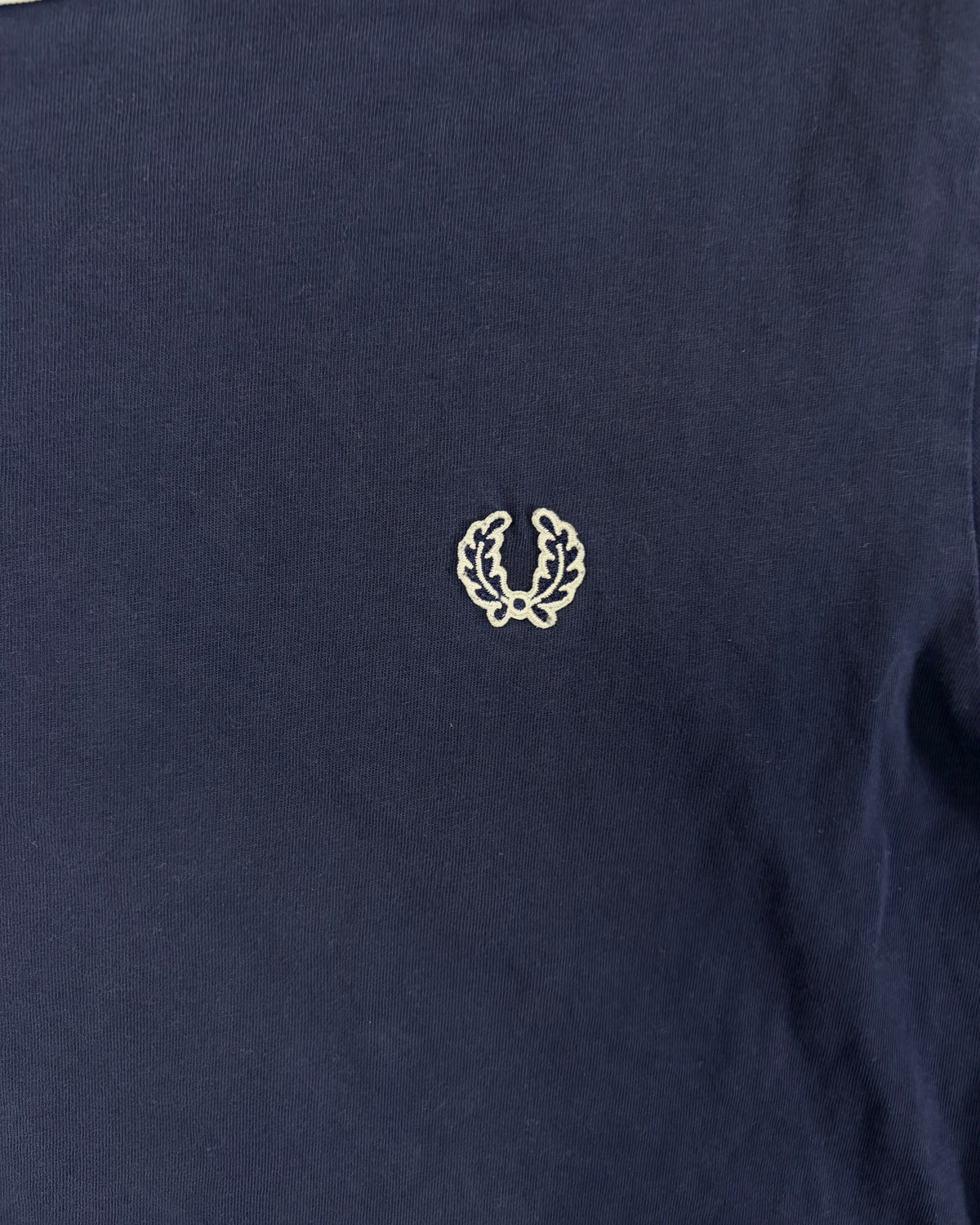 Fred Perry Taped Ringer T-Shirt Navy mit Lorbeer-Tape Größe L – Detail