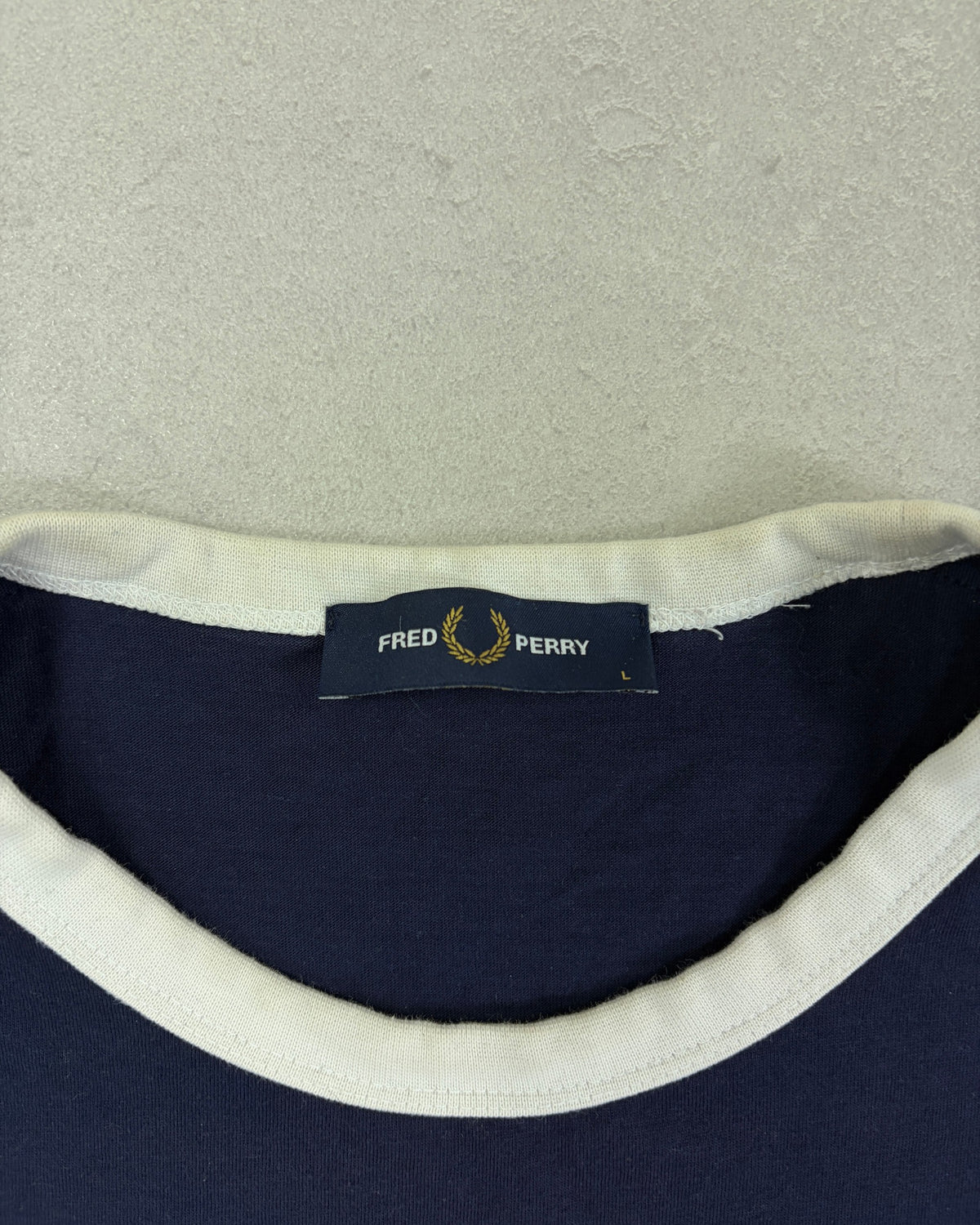 Fred Perry Taped Ringer T-Shirt Navy mit weißem Tape Größe L – Etikett