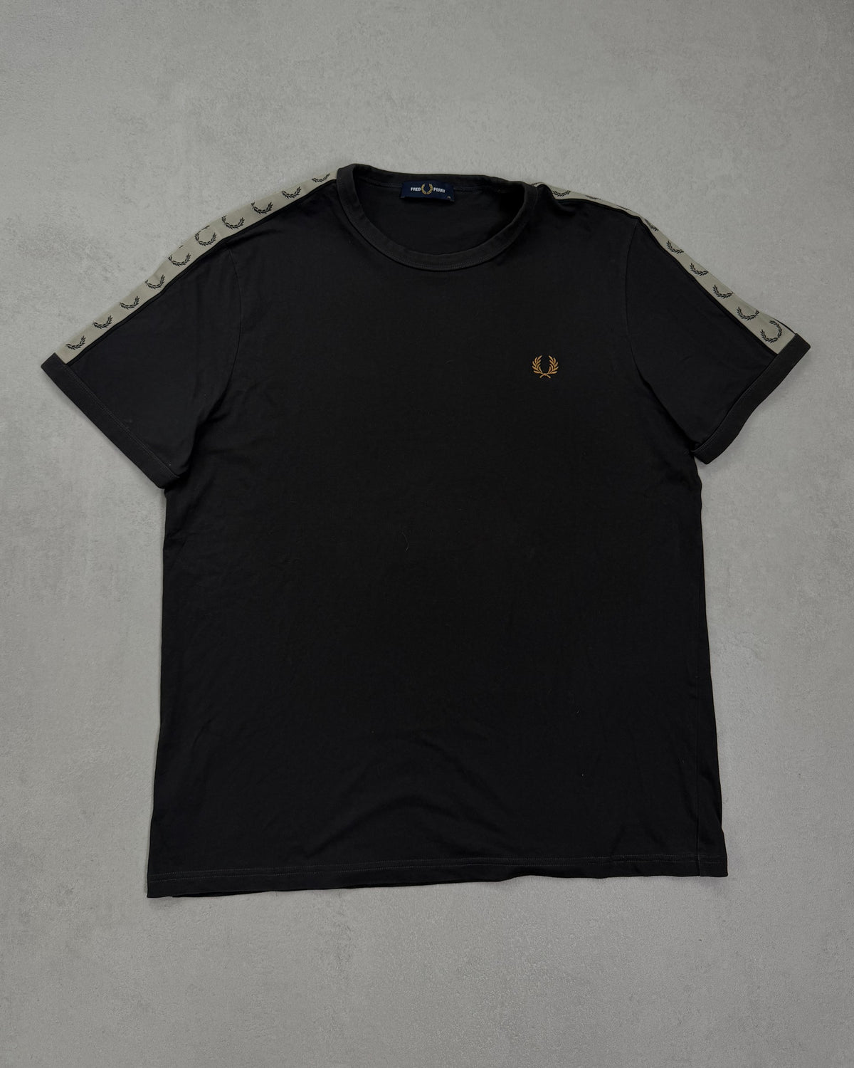 Fred Perry Taped T-Shirt Schwarz mit goldenem Lorbeerkranz Größe XL – Vorderseite