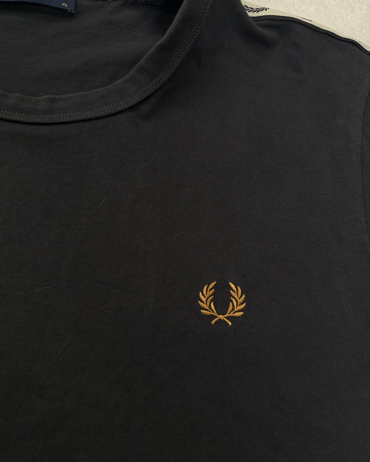 Fred Perry Taped T-Shirt Schwarz mit goldenem Lorbeerkranz Größe XL – Detail