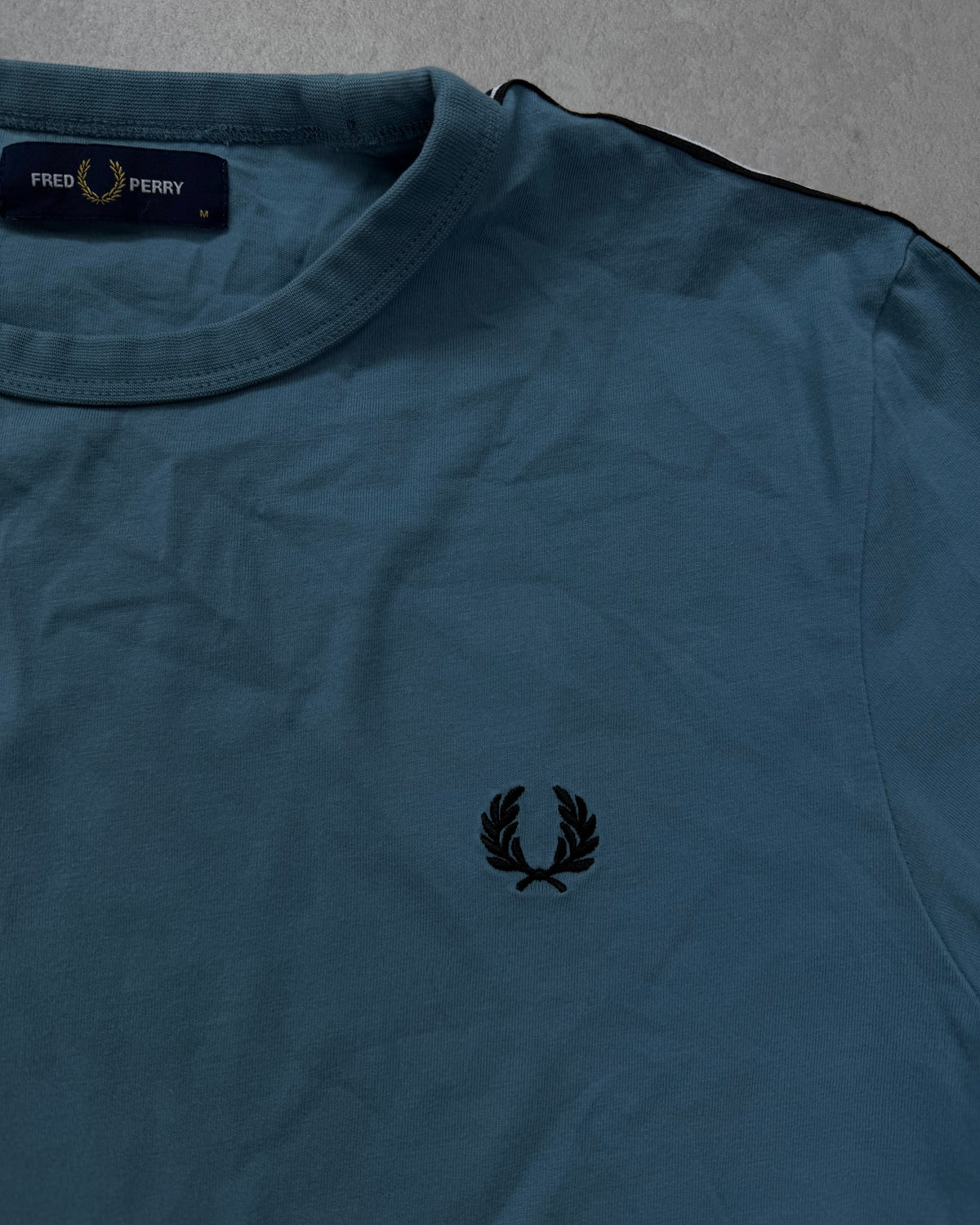 Fred Perry Taped T-Shirt Taubenblau Größe M – Detail