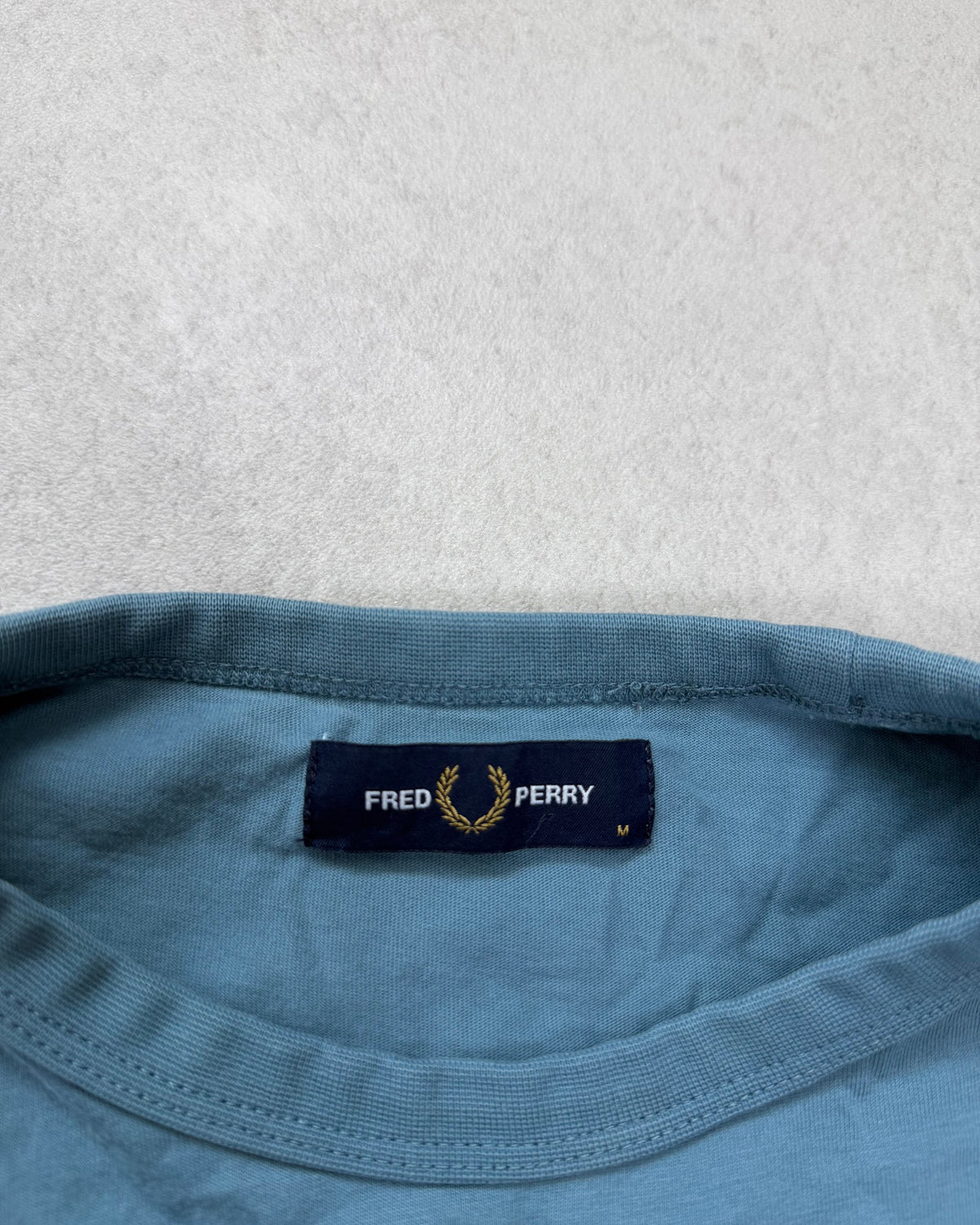 Fred Perry Taped T-Shirt Taubenblau Größe M – Etikett