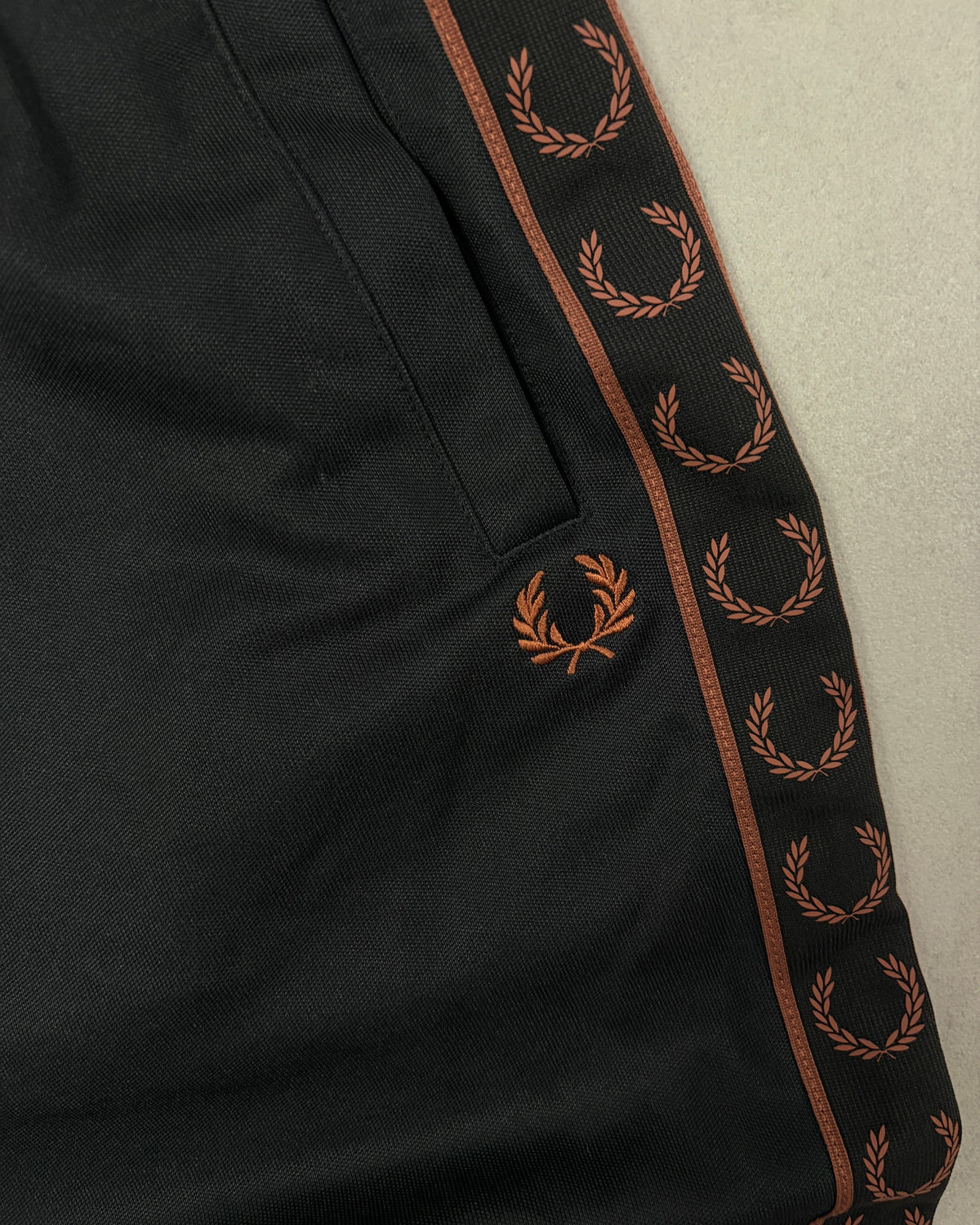 Fred Perry Taped Trainingshose Schwarz-Braun Größe XL – Detail