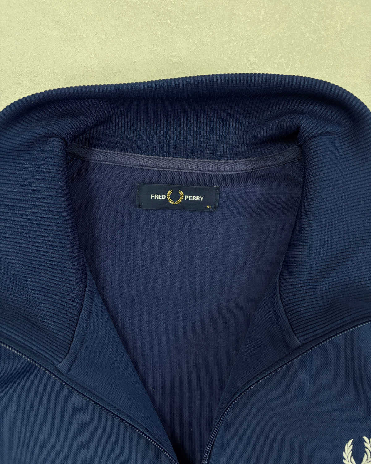 Fred Perry Taped Trainingsjacke Navy mit Lorbeer-Tape Größe XL – Etikett