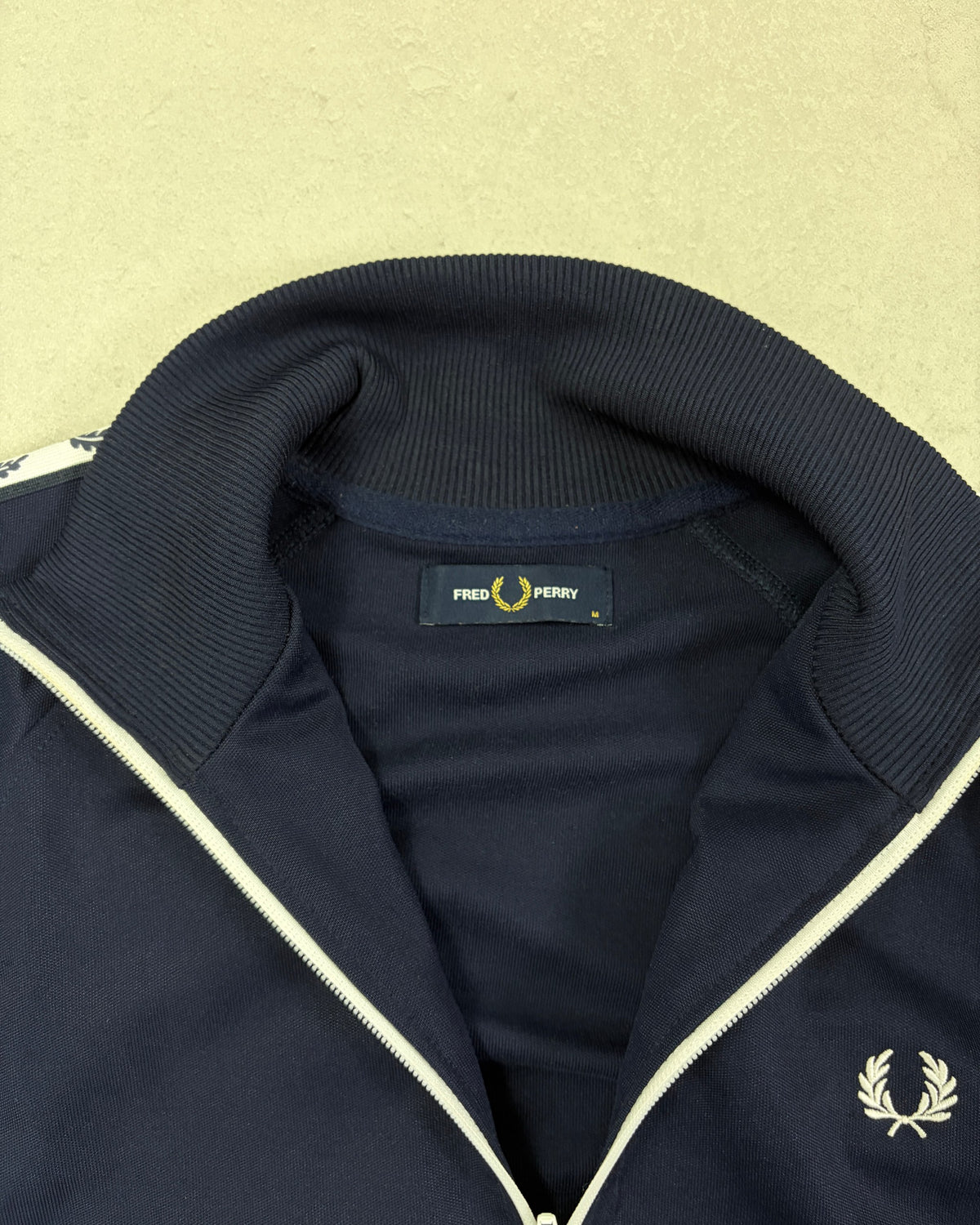 Fred Perry Taped Trainingsjacke Navy mit weißem Tape Größe M – Etikett