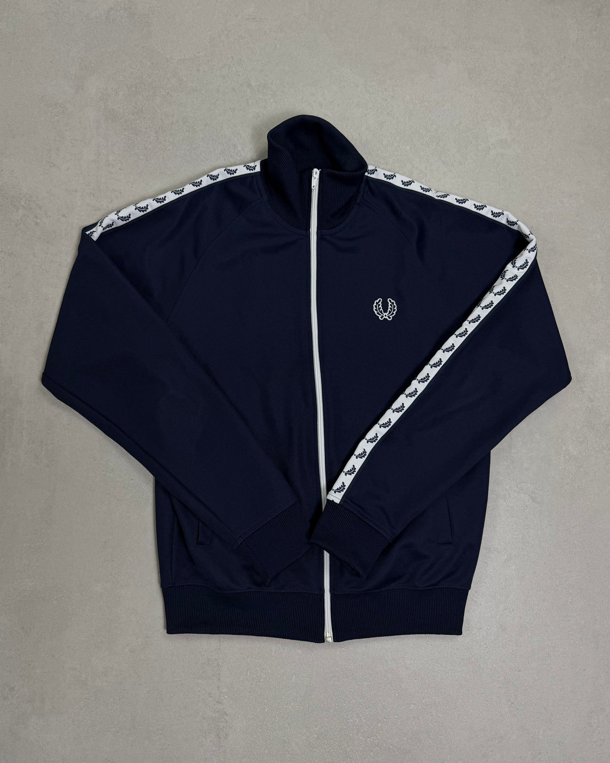 Fred Perry Taped Trainingsjacke Navy mit weißem Tape Größe S – Vorderseite