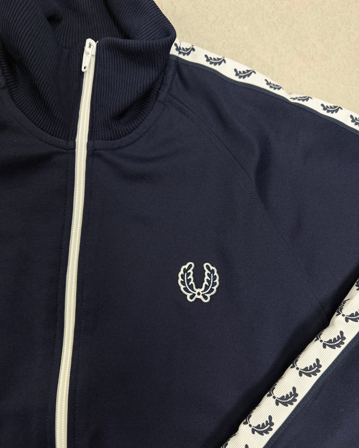 Fred Perry Taped Trainingsjacke Navy mit weißem Tape Größe S – Detail