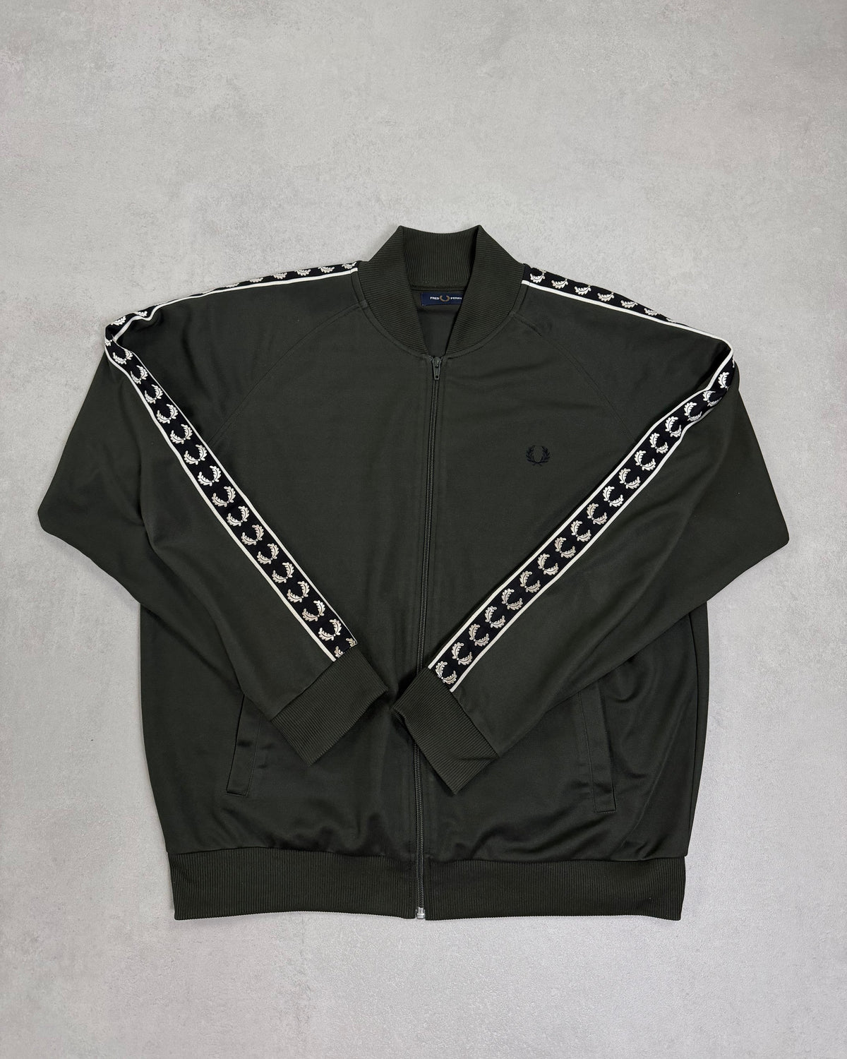 Fred Perry Taped Trainingsjacke Oliv Größe XL – Vorderseite