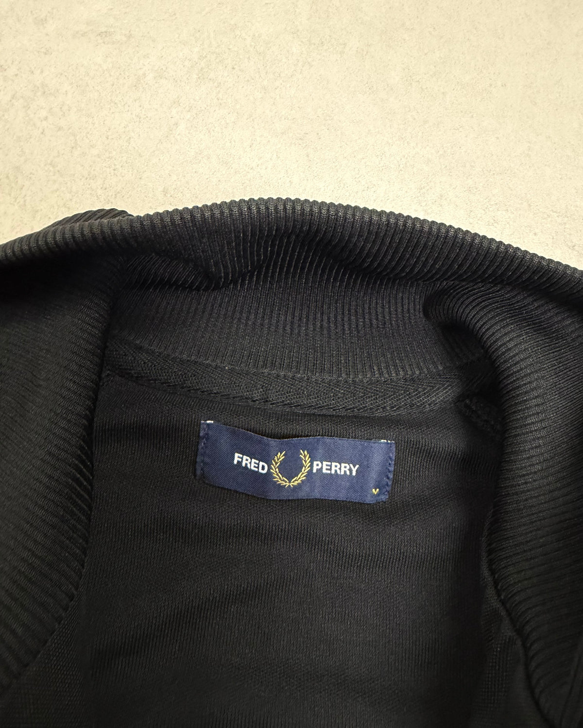 Fred Perry Taped Trainingsjacke Schwarz-Gold Größe M – Etikett
