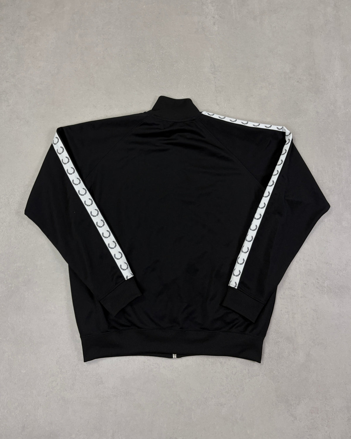 Fred Perry Taped Trainingsjacke Schwarz mit weißem Tape Größe XL – Rückseite
