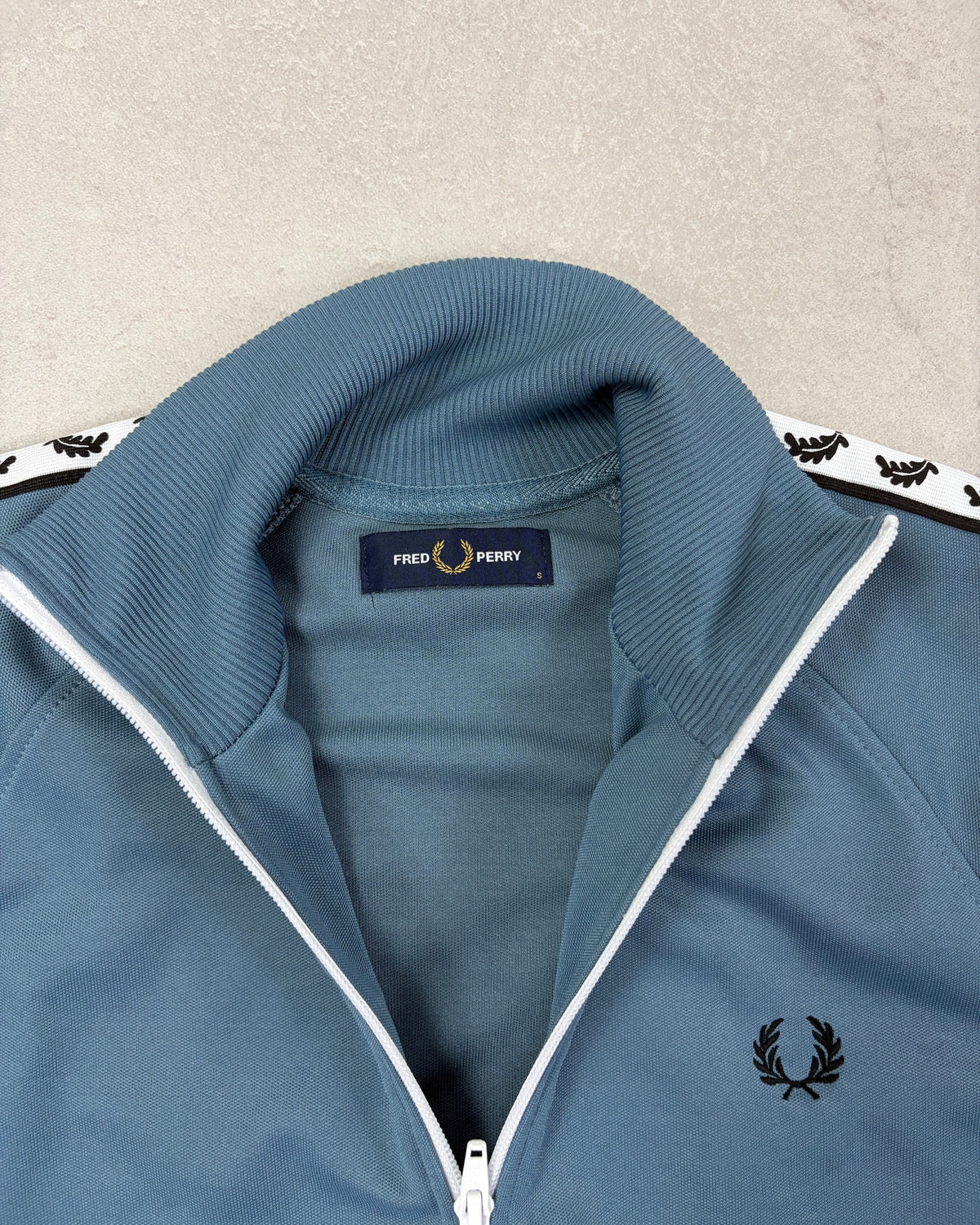 Fred Perry Taped Trainingsjacke Stahlblau mit Streifen Größe S – Etikett