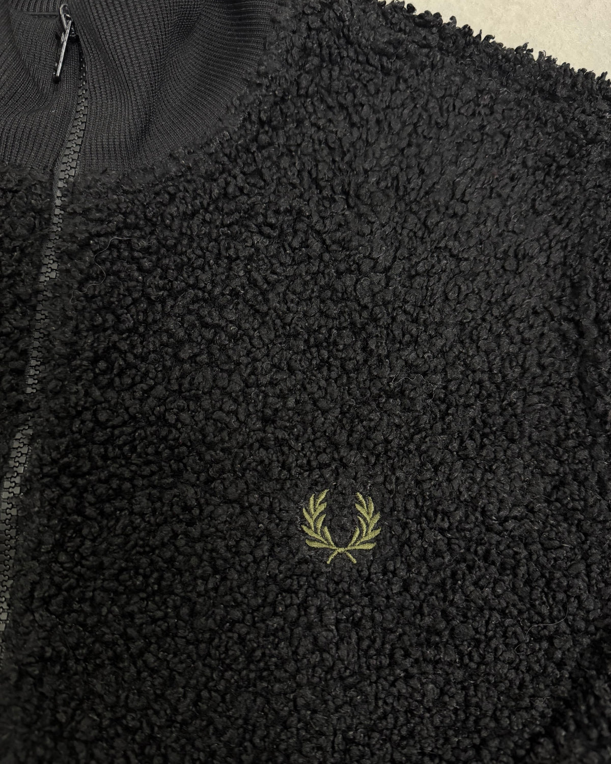 Fred Perry Teddy-Fleecejacke Schwarz Größe M – Detail