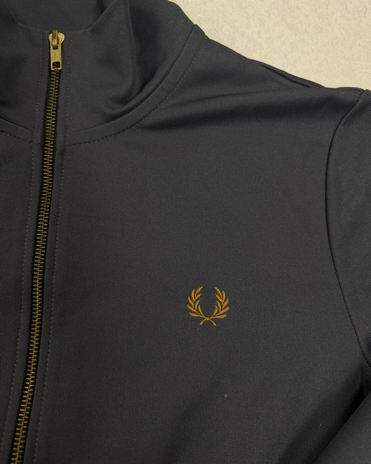 Fred Perry Trainingsjacke Grau-Schwarz mit Senf-Streifen Größe M – Detail