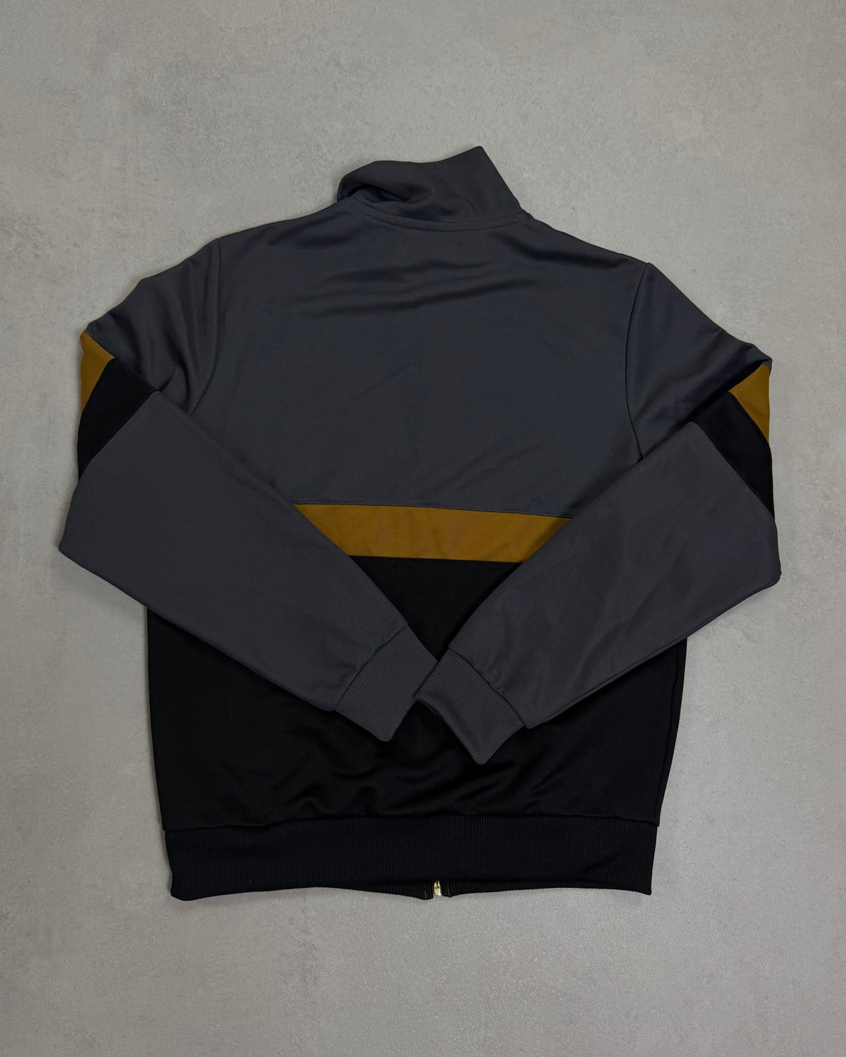 Fred Perry Trainingsjacke Grau-Schwarz mit Senf-Streifen Größe M – Rückseite