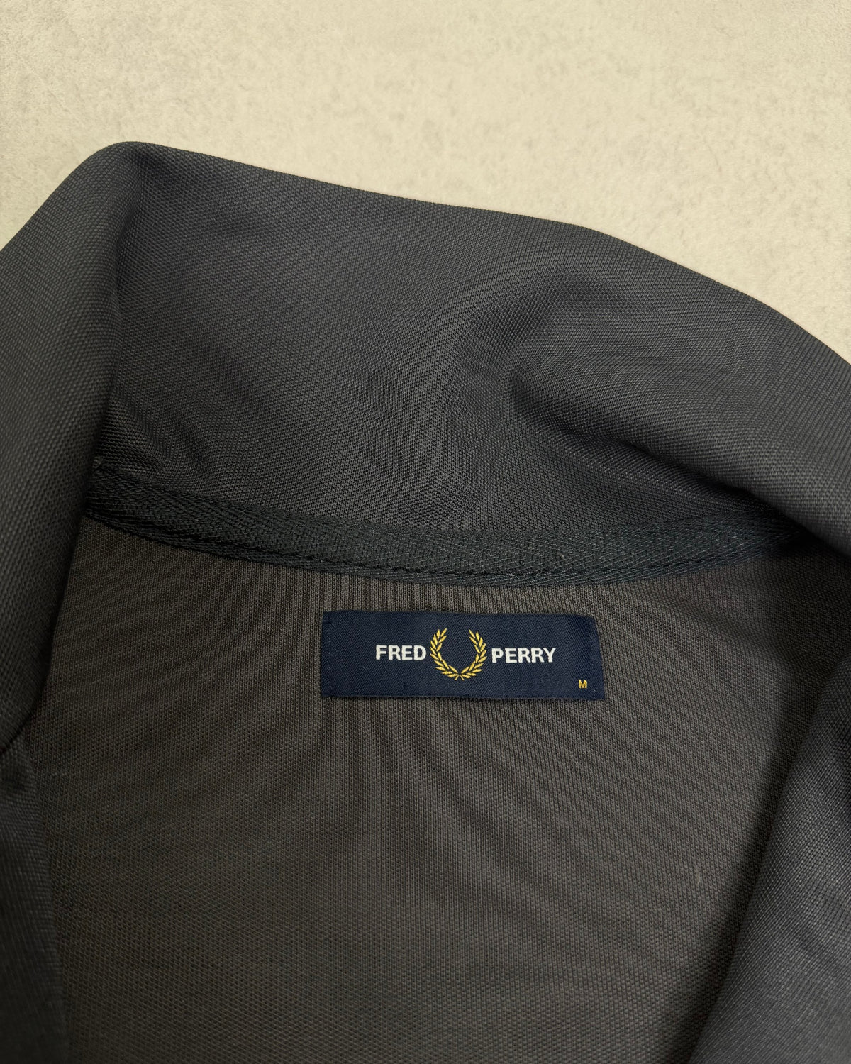 Fred Perry Trainingsjacke Grau-Schwarz mit Senf-Streifen Größe M – Etikett