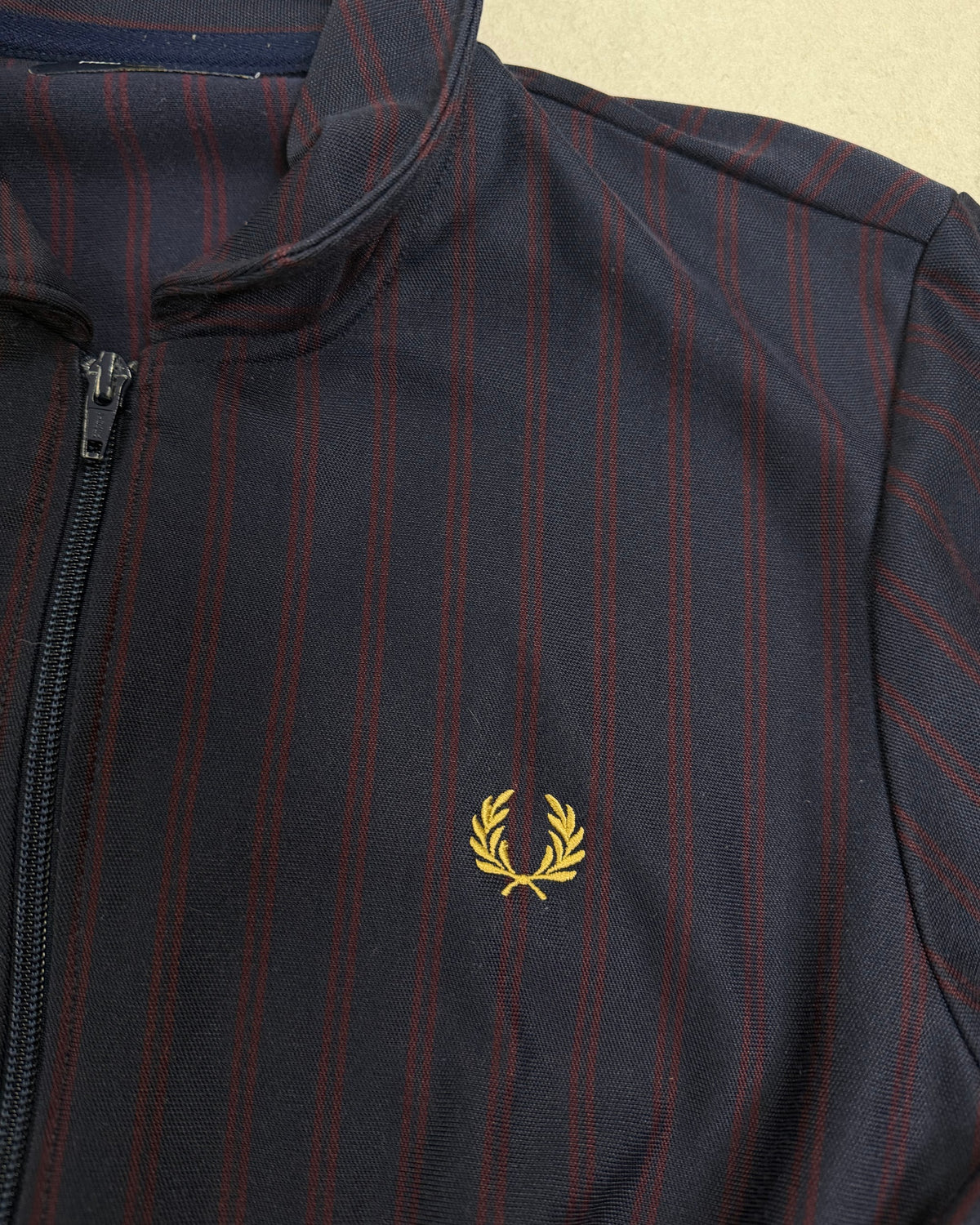 Fred Perry Trainingsjacke Navy mit Bordeaux-Nadelstreifen Größe M – Detail