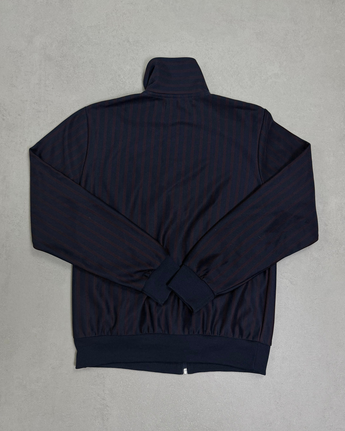 Fred Perry Trainingsjacke Navy mit Bordeaux-Nadelstreifen Größe M – Rückseite