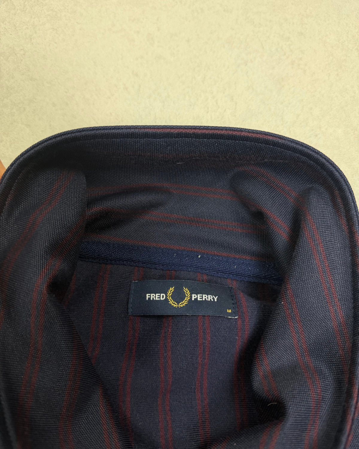 Fred Perry Trainingsjacke Navy mit Bordeaux-Nadelstreifen Größe M – Etikett