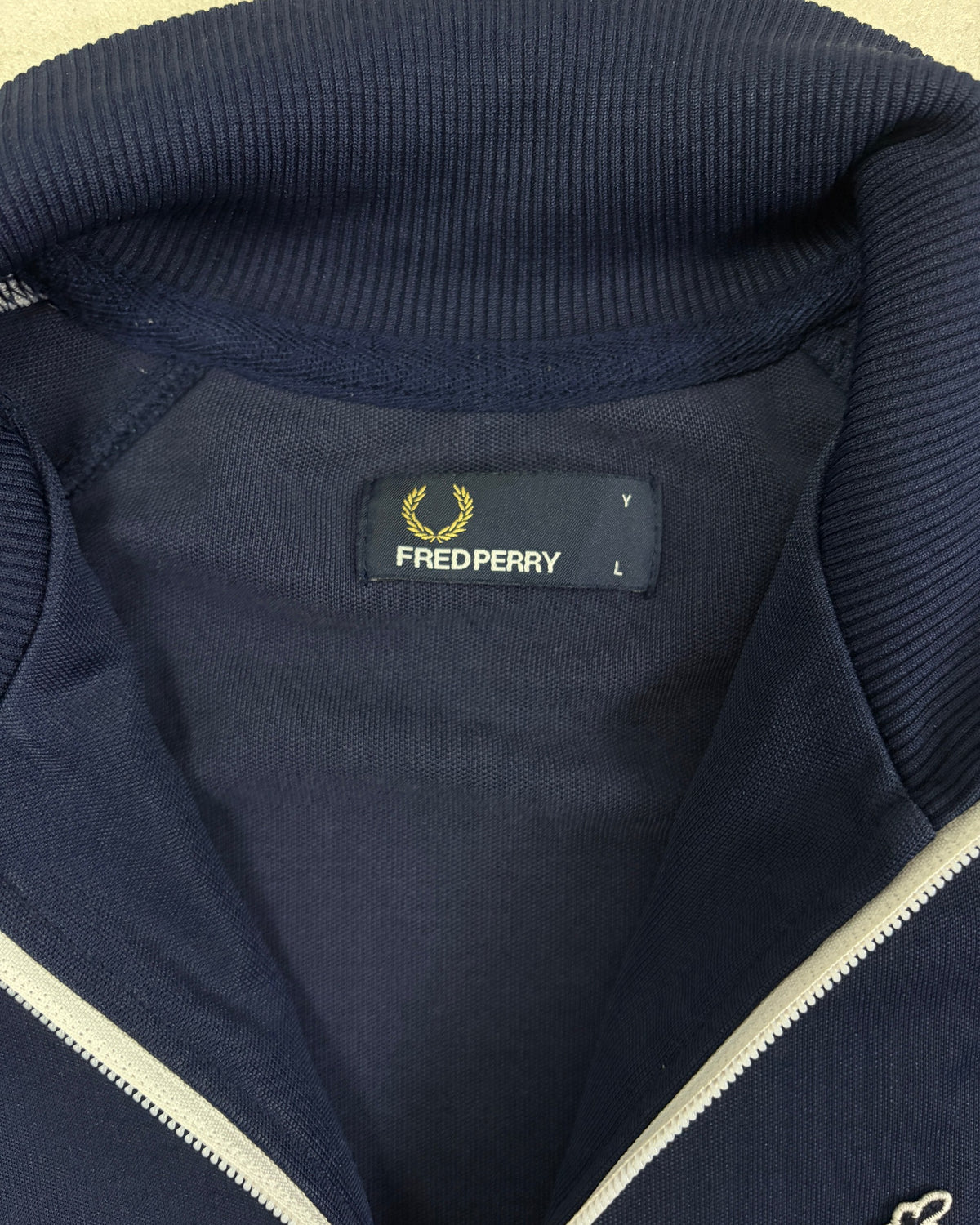 Fred Perry Trainingsjacke Navy mit weißem Streifen Größe L – Etikett