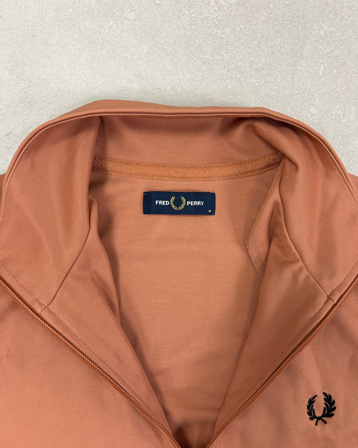 Fred Perry Trainingsjacke Rostbraun Größe M – Etikett