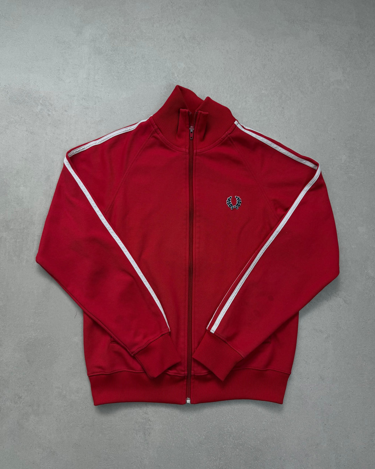 Fred Perry Trainingsjacke Rot mit weißen Ärmelstreifen Größe S – Vorderseite