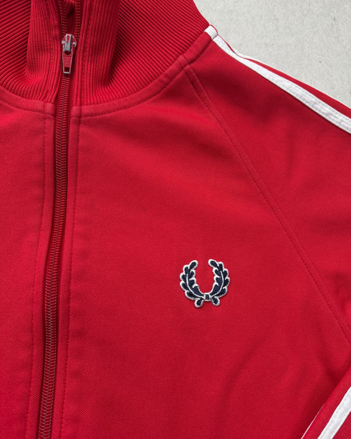 Fred Perry Trainingsjacke Rot mit weißen Ärmelstreifen Größe S – Detail