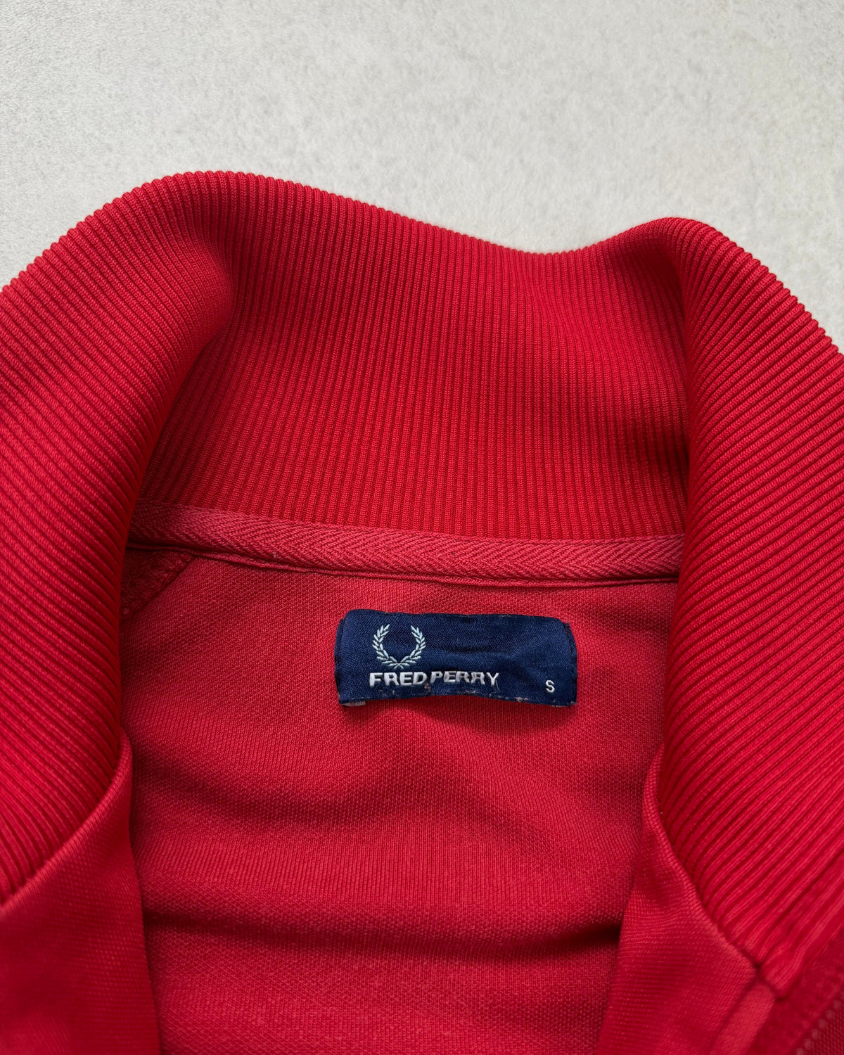 Fred Perry Trainingsjacke Rot mit weißen Ärmelstreifen Größe S – Etikett