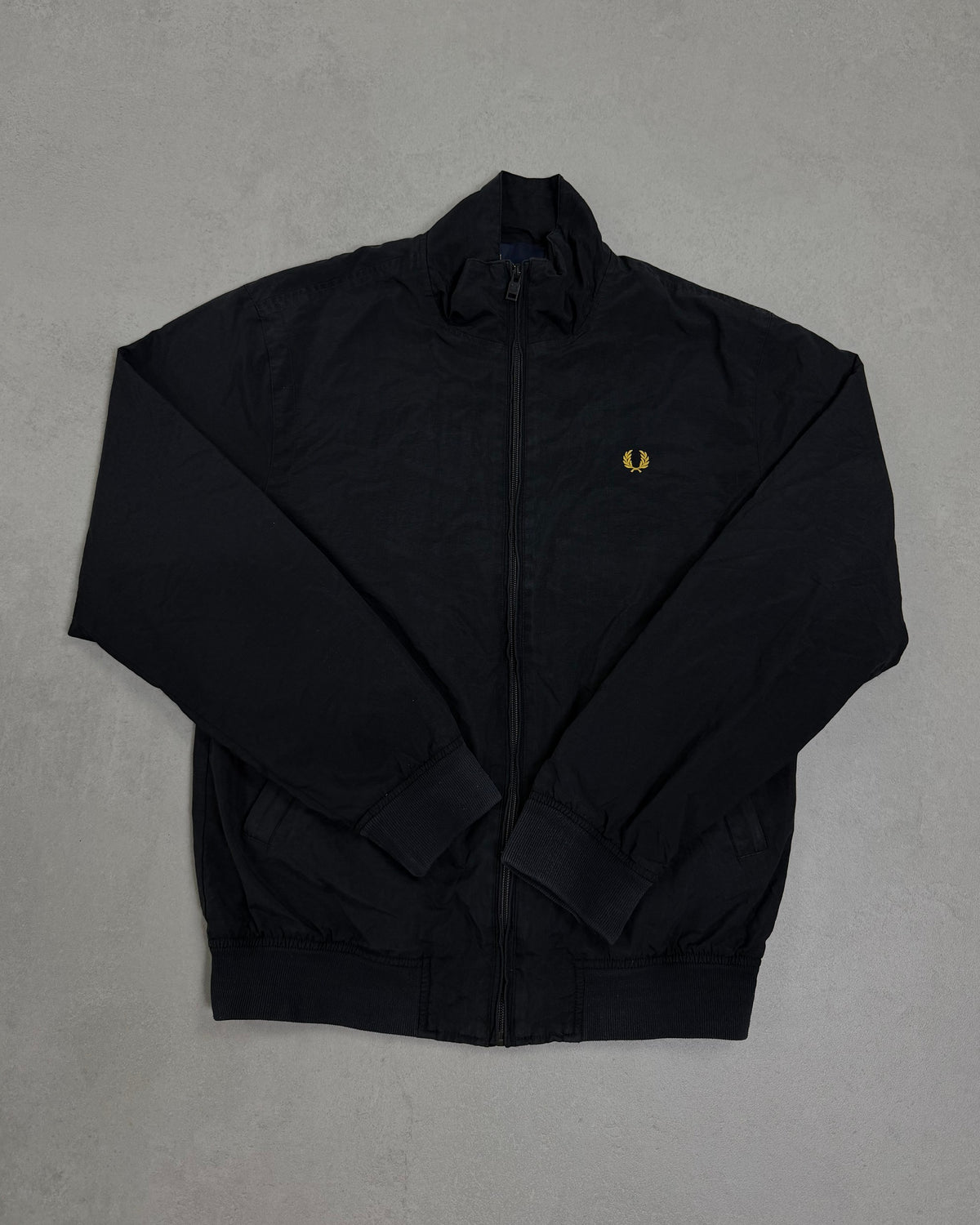 Fred Perry Trainingsjacke Schwarz mit goldenem Lorbeer Größe S – Vorderseite