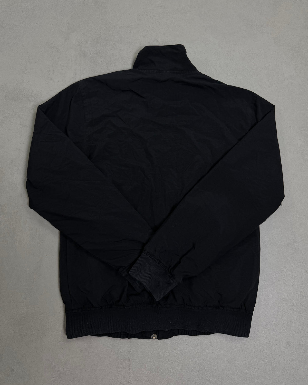 Fred Perry Trainingsjacke Schwarz mit goldenem Lorbeer Größe S – Rückseite