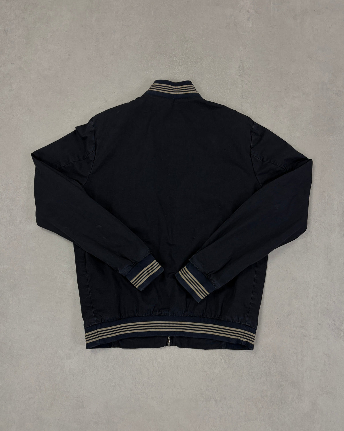 Fred Perry Vintage Bomberjacke Navy mit gestreiften Bündchen Größe S – Rückseite