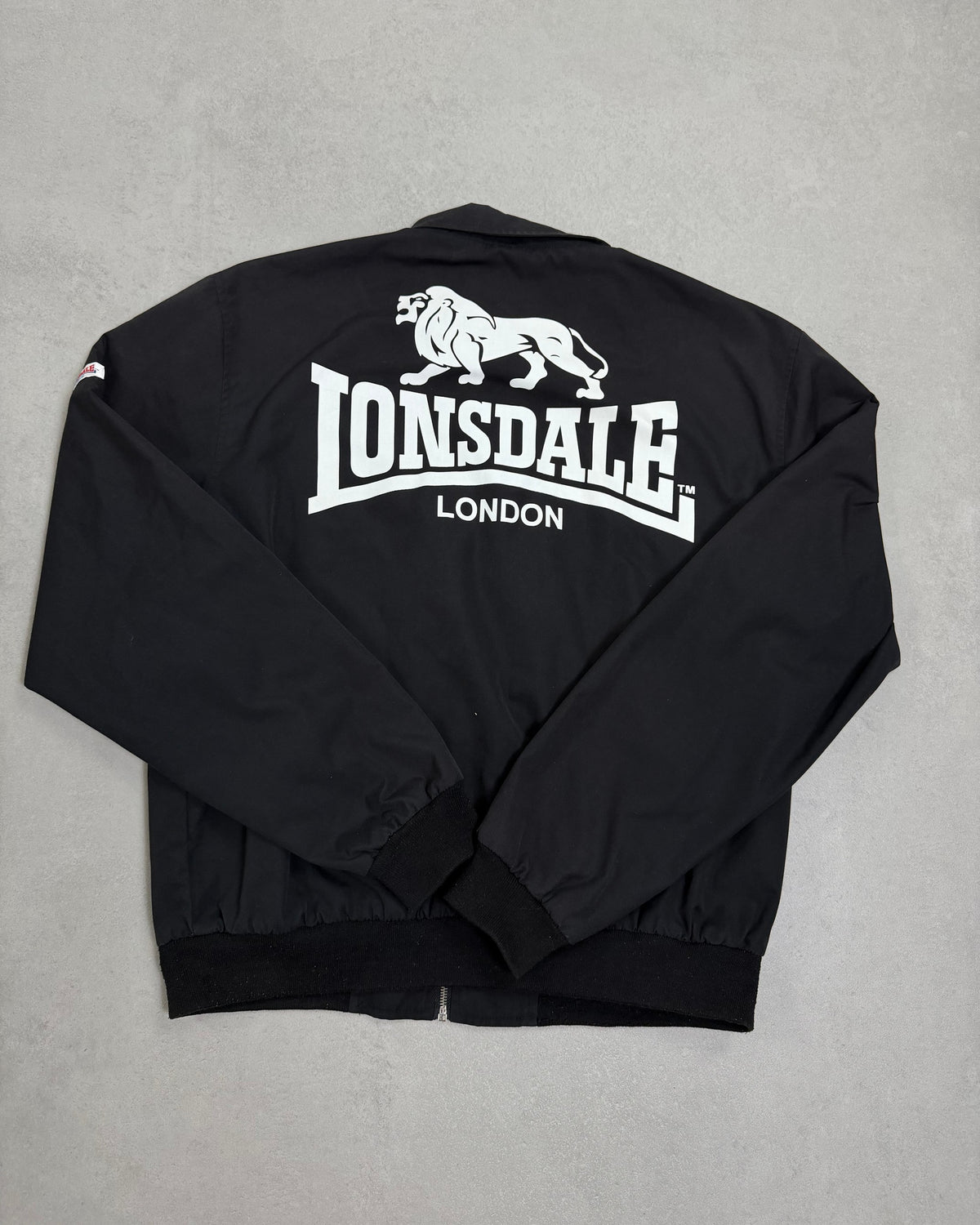 Lonsdale Harrington-Jacke Schwarz mit Rückenlogo Größe XL – Rückseite