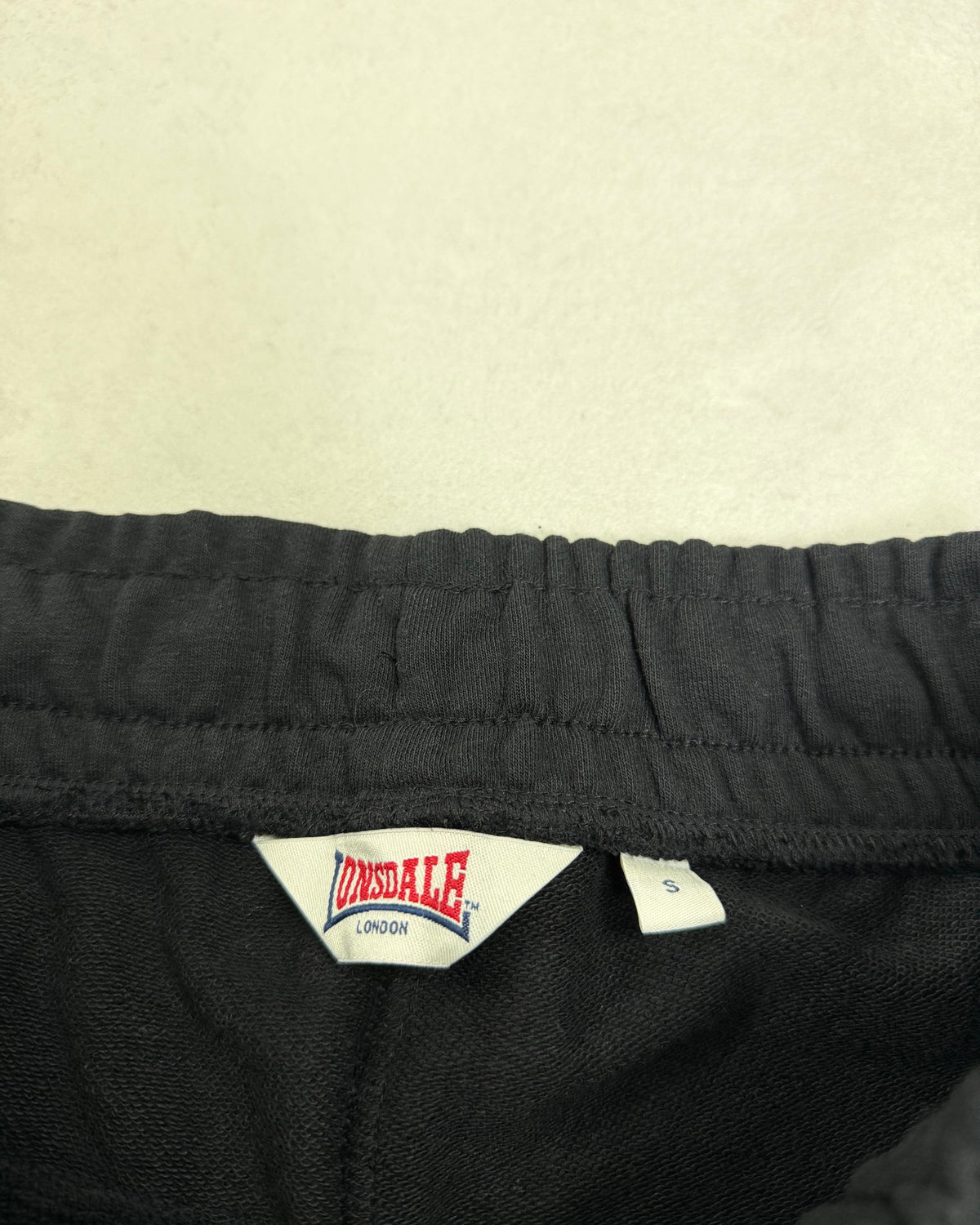 Lonsdale Jogginghose Schwarz mit Logo-Tape Größe S – Etikett