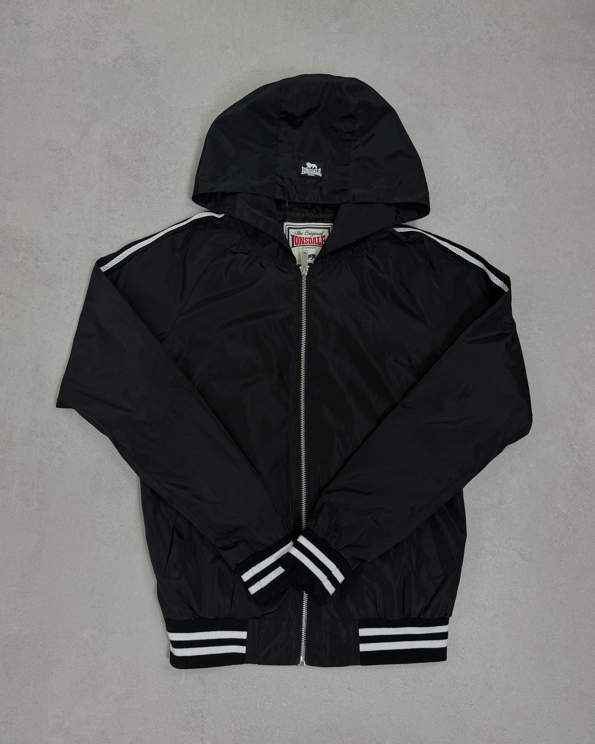 Lonsdale Kapuzen-Windbreaker Schwarz mit weißen Streifen Größe S – Vorderseite