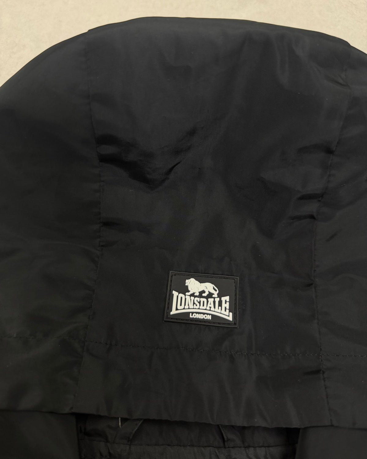 Lonsdale Kapuzen-Windbreaker Schwarz mit weißen Streifen Größe S – Detail