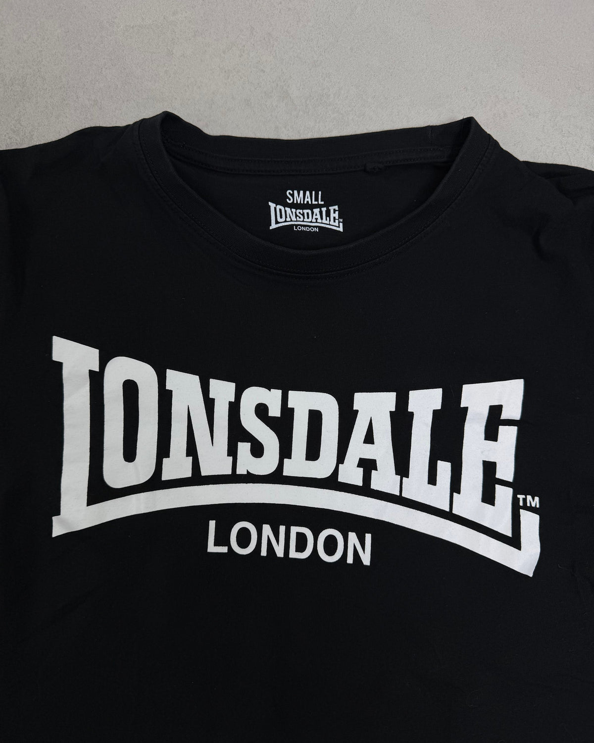 Lonsdale T-Shirt Schwarz mit großem Logo Größe S – Detail