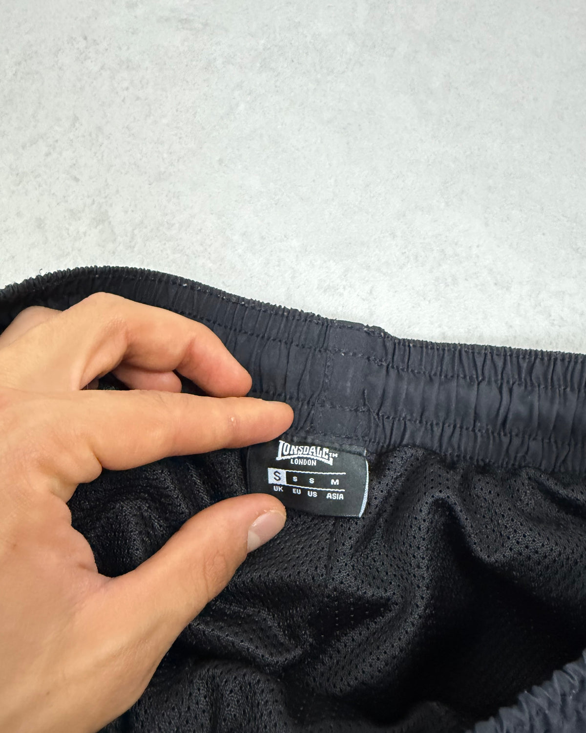 Lonsdale Trainingshose Schwarz mit Doppelstreifen Größe S – Etikett