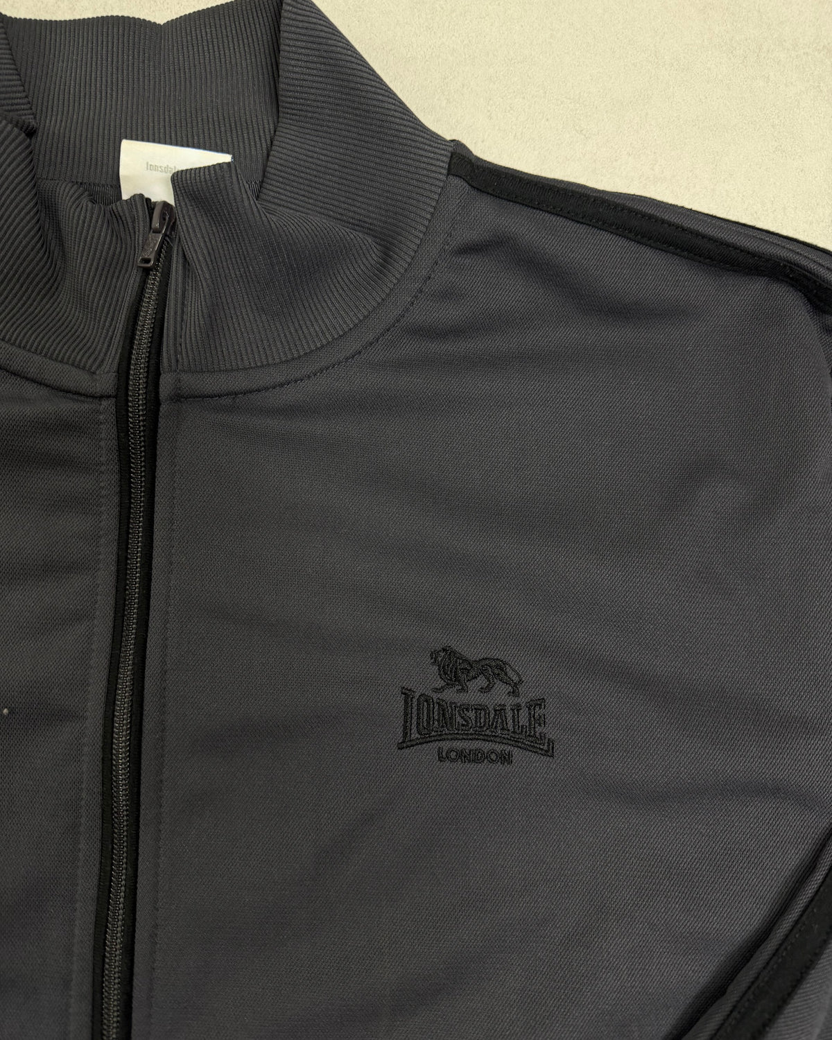 Lonsdale Trainingsjacke Anthrazit mit Streifen Größe XL – Detail